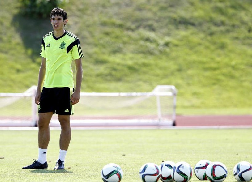 Marcatransfer's tweet photo. Jesús Vallejo a la #Bundesliga. Se marcha al Eintracht de Frankfurt en calidad de cedido https://t.co/CmEOfcW3vo https://t.co/I18TjkgLVu