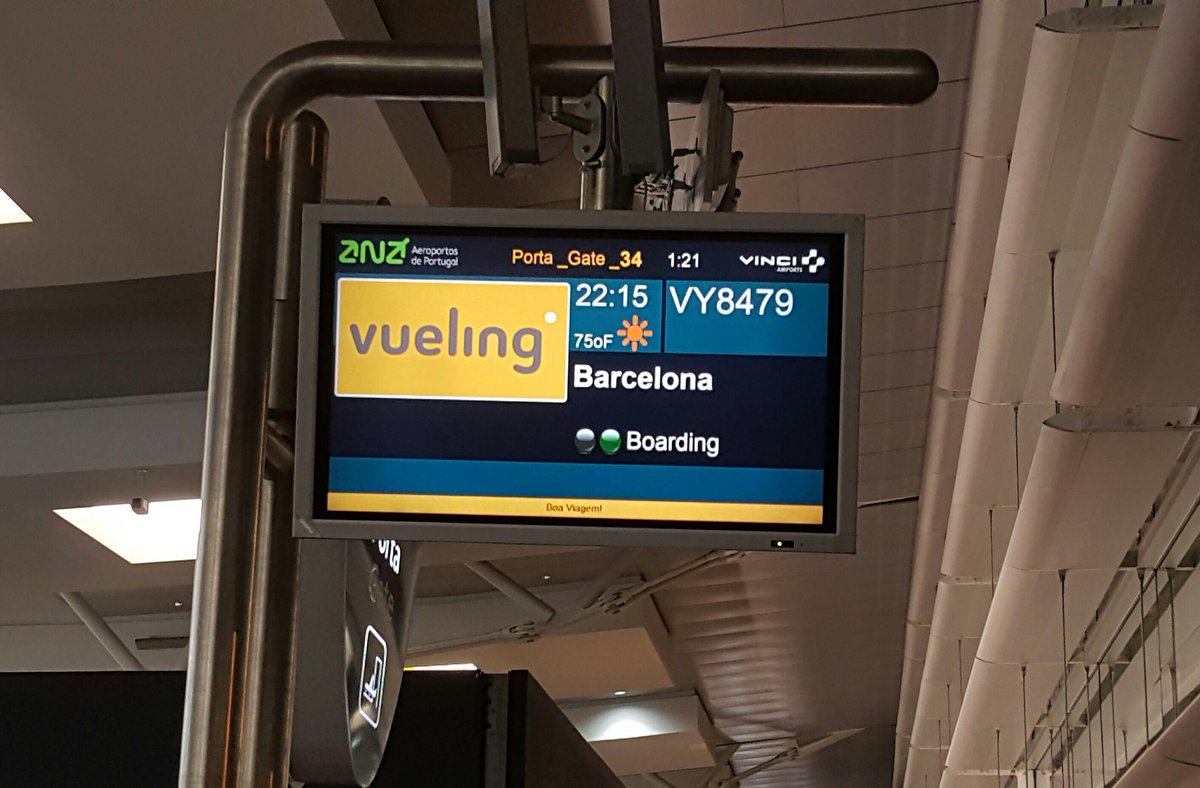 XaviSalita's tweet photo. Una vez más @vueling demuestra su poca profesionalidad. Van más de 3h de retraso #vuelingretrasos #vuelingdelayed https://t.co/F8kxlxHuNc