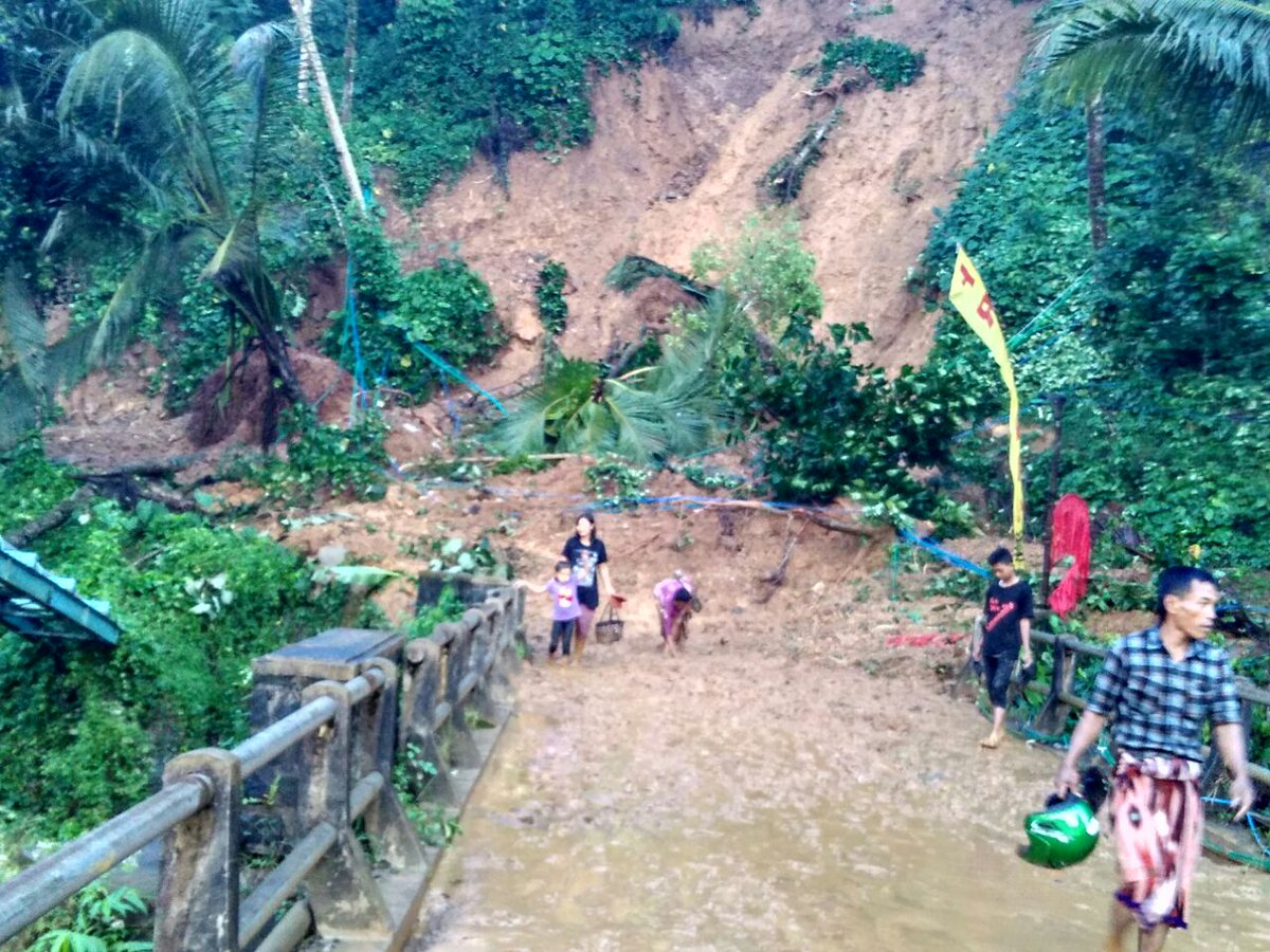 EmilDardak's tweet photo. Kabar kurang baik dri Munjungan, longsor berat. Kadisdik dan alat berat PU Bina Marga sdh meluncur ke lokasi. https://t.co/pCrEfyx1aC