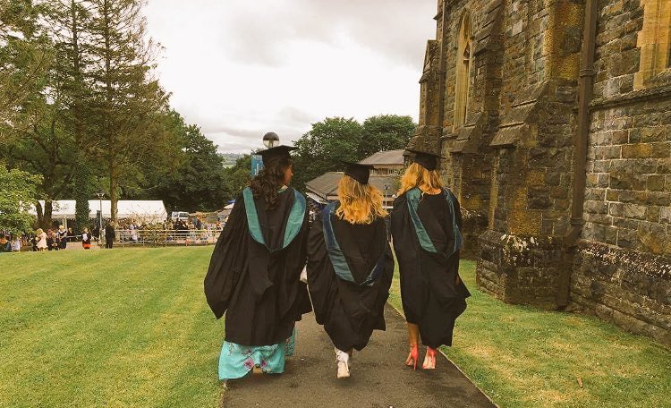 sarahannewells1's tweet photo. Mad this was only a week agoππ DON'T WEAR PAINFUL HEELS @UWTSD #graduationadvicein3words https://t.co/GamqhamJZa