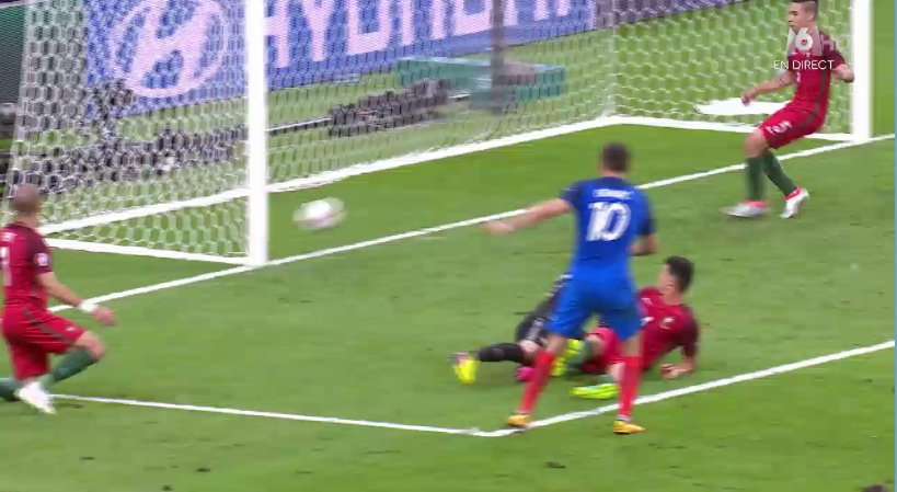 M6's tweet photo. #FRAPOR Mais c'est pas possiiiiible !!!! le poteau d'André Pierre Gignac !! C'est terminé, place à la prolongation. https://t.co/ju7EZObjdE