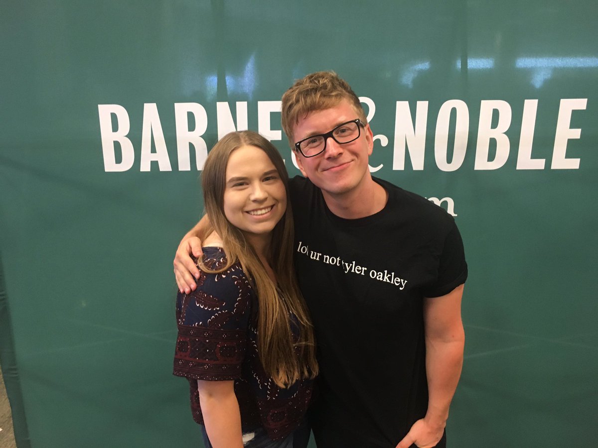 kriswisnesk's tweet photo. @tyleroakley WHEN I MEET TYLER AND HE REMEMBERS ME... it was so nice meeting you!!!❤️❤️ you were so lovely❤️❤️❤️ https://t.co/VQRjTg7T1a