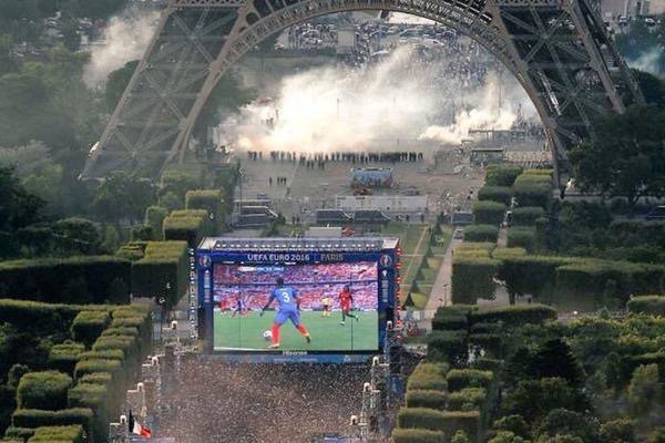 PolloVignolo's tweet photo. Alargue en la final de la Euro. Terrible imagen en la torre Eiffel . Futbol ⚽️ https://t.co/2tRoK4YAX6