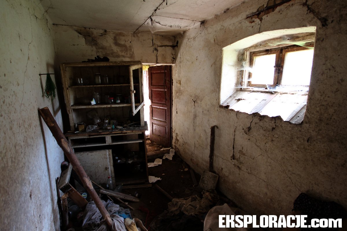 Niewielkie wiejskie domy mają swój urok i zawsze chętnie do nich zaglądam. #forgottenhouse #urbex #Poland