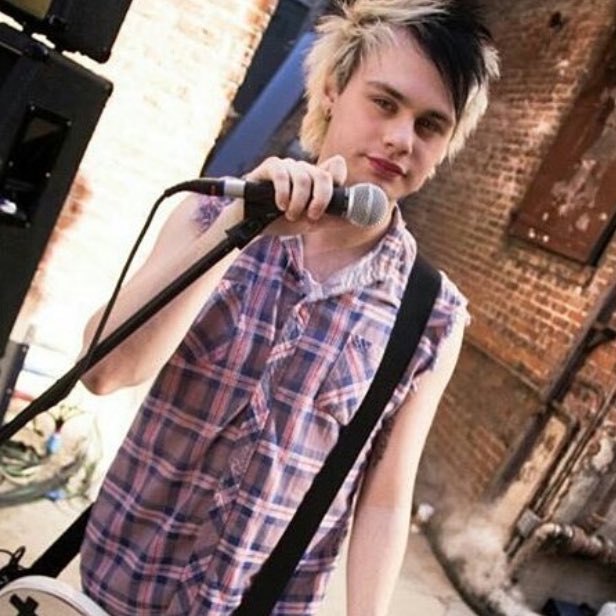 lukepunx's tweet image. petition for Michael Clifford to do the skunk hair again