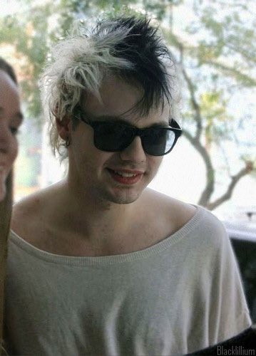 lukepunx's tweet image. petition for Michael Clifford to do the skunk hair again