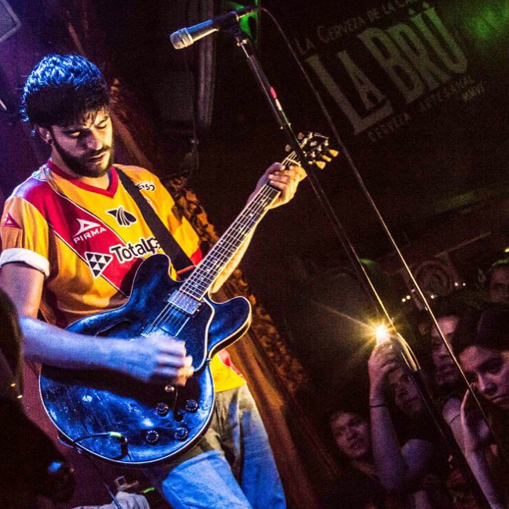 joe_trouble's tweet photo. Ayer pude tocar con la maravillosa casaca de mis Monarcas del Morelia. 🙌🏻 #GranBlancoTour @Sputnikband https://t.co/eTWiQl2AE8