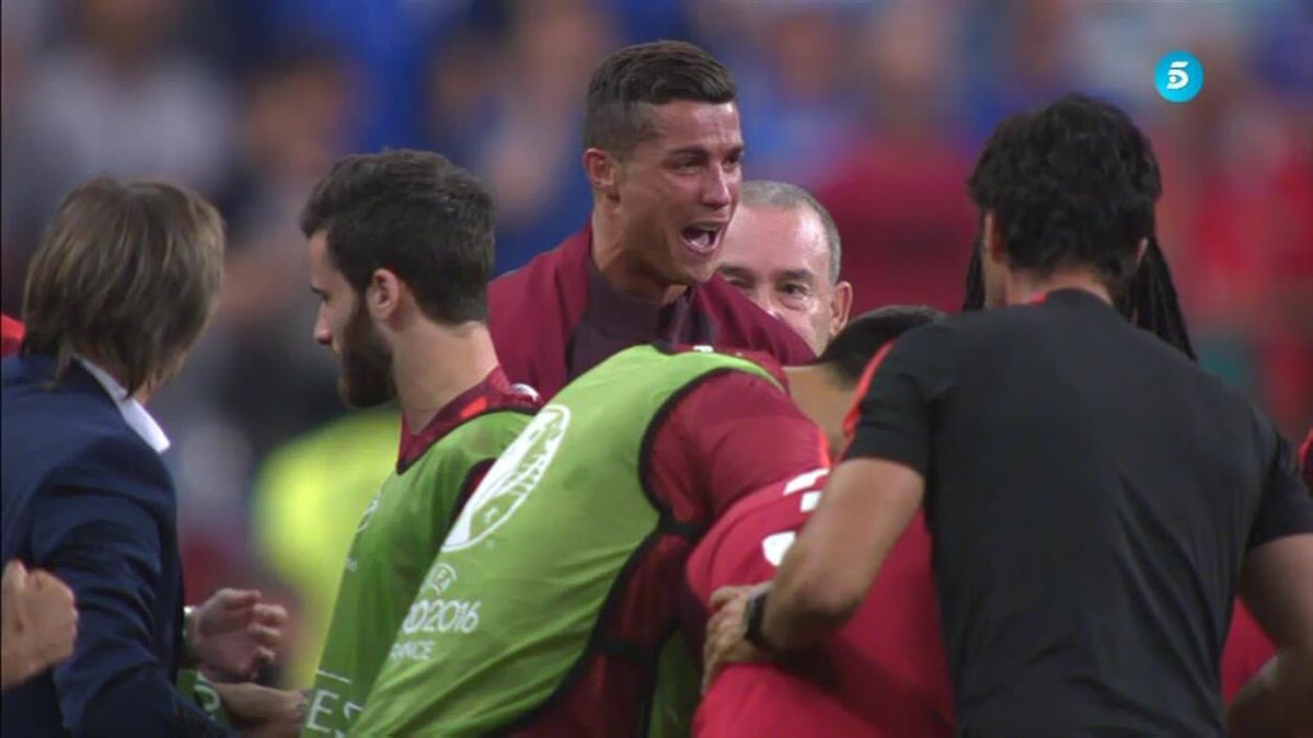Futbool_Fotos's tweet photo. ¡¡¡CRISTIANO RONALDO Y PORTUGAL CAMPEONES DE LA EURO!!! 🇵🇹🇵🇹🇵🇹 https://t.co/A7cAEWaUWD