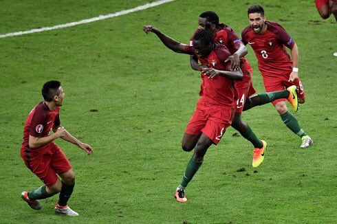 SportsFanaticos's tweet photo. CONTRA VIENTO Y MAREA. ¡¡PORTUGAL ES CAMPEÓN DE LA EUROCOPA 2016!! https://t.co/PpUCkjEfuX
