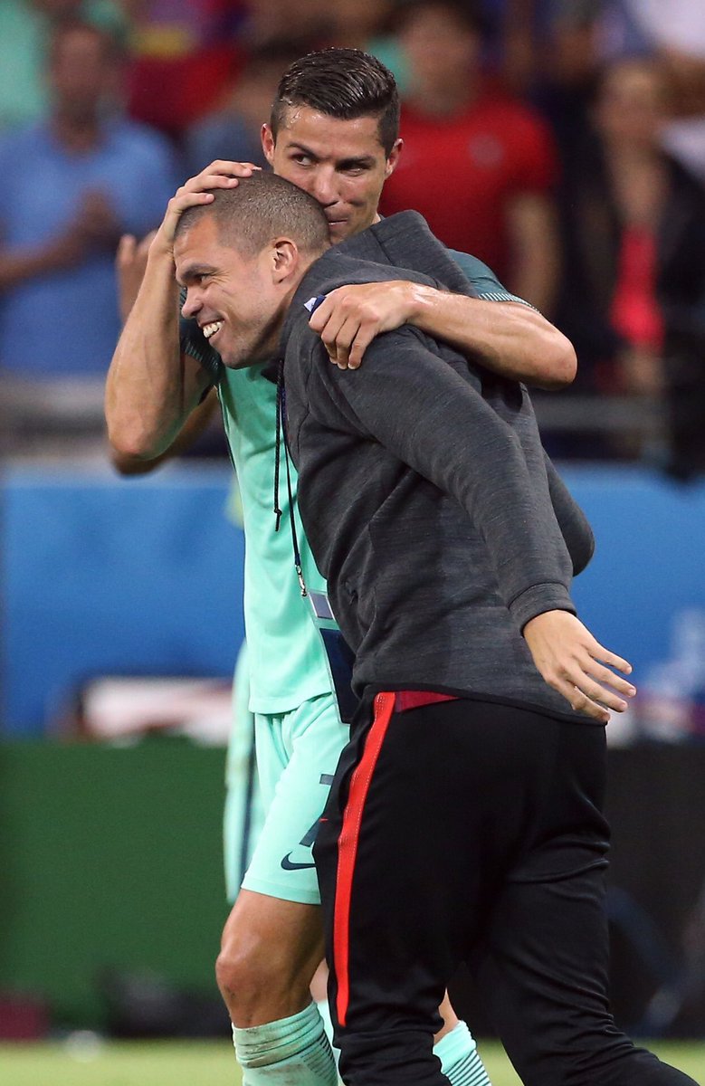 Casemiro's tweet photo. ¡Héroe @Cristiano! ¡Inmenso @officialpepe! Muy feliz por vosotros. https://t.co/pRYqQ80Gyd