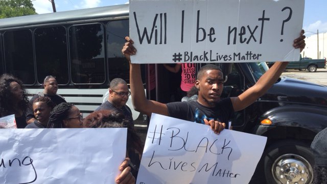 FOX4's tweet photo. Happening Now: Opposing groups protesting near NorthPark mall https://t.co/7u4J0NATum