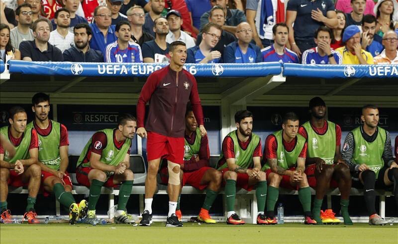 Colmenero's tweet photo. Cristiano no ha podido jugar así que ha tenido que hacer de entrenador. GRANDE. https://t.co/bihOTc2mDK