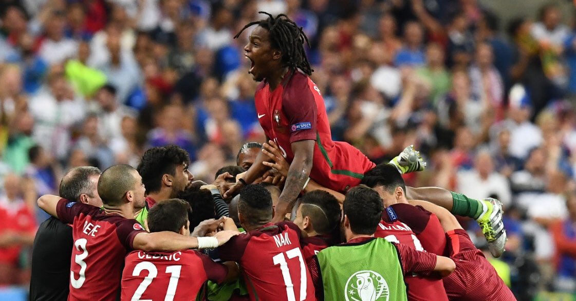 GossipRoomOff's tweet photo. C'est le Portugal qui remporte l'#EURO2016 face à la France avec 1-0 ! ⚽️🇵🇹🎉🏆 #FRAPOR https://t.co/lW3b4CMxep