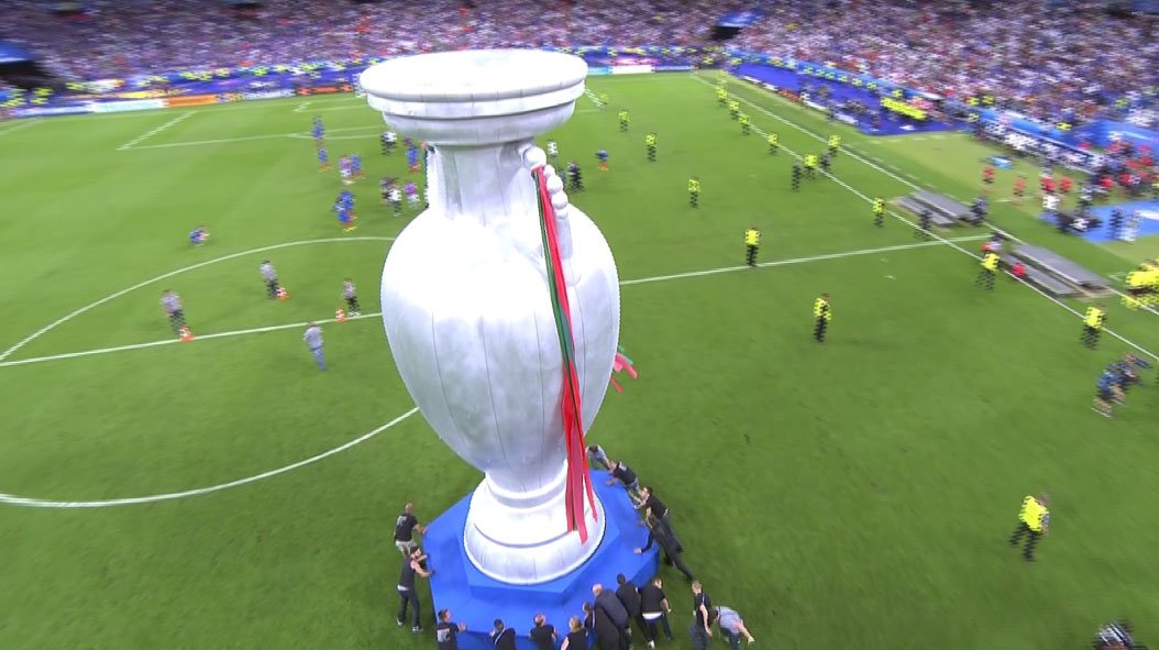 dreamteamfc's tweet photo. WOAH WTF that trophy's changed a bit since 2012! https://t.co/UvT4Np1qw7