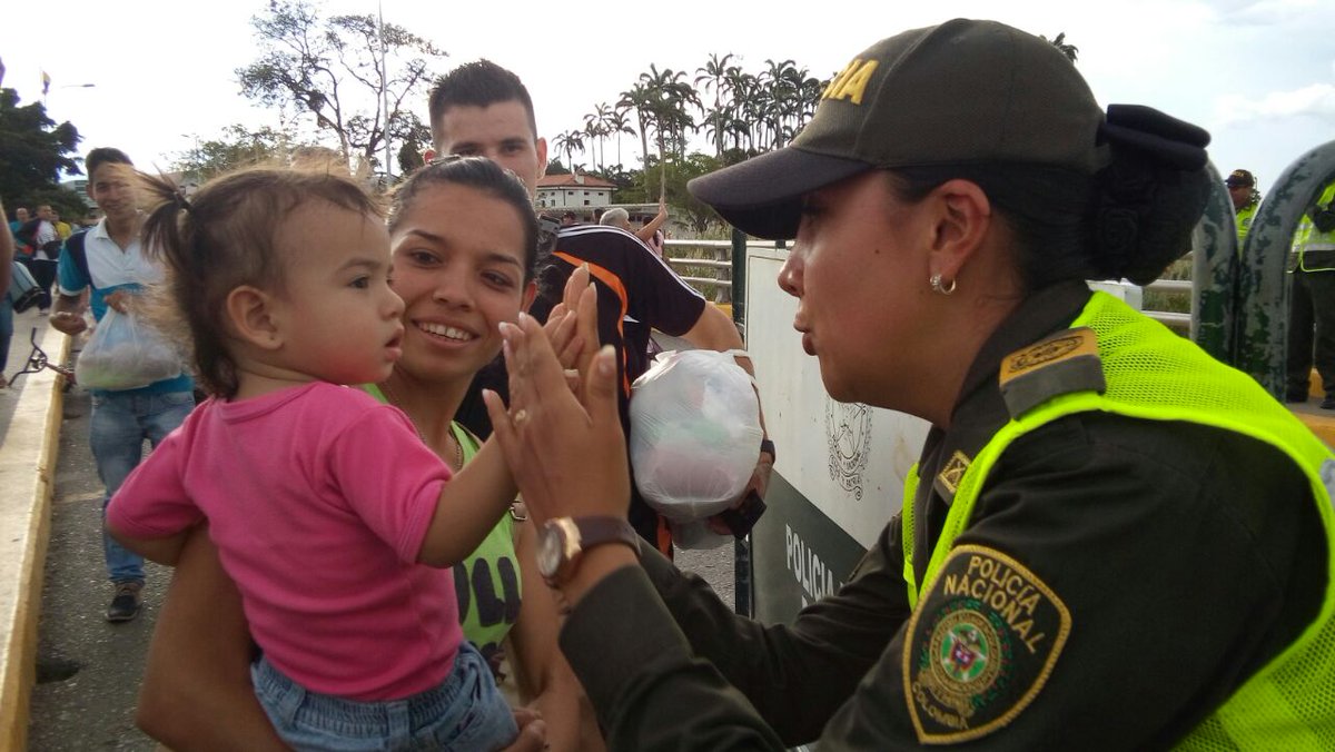 PoliciaCucuta's tweet photo. #AEstaHora seguimos brindado seguridad en el puente internacional Simón Bolívar en la frontera con San Antonio. https://t.co/rbJY6kw753