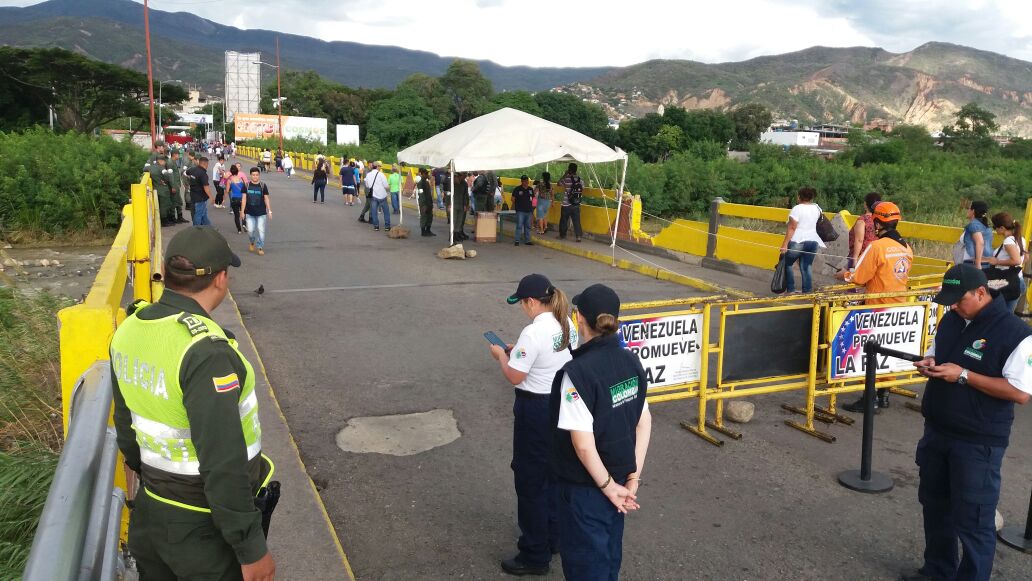 PoliciaCucuta's tweet photo. #AEstaHora seguimos brindado seguridad en el puente internacional Simón Bolívar en la frontera con San Antonio. https://t.co/rbJY6kw753