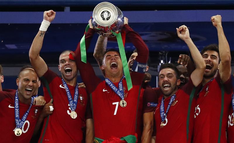 Squawka's tweet photo. #POR captain Cristiano Ronaldo holding aloft the European Championship trophy.

He's done it! 👏👏👏 https://t.co/LLNPWjl2ER