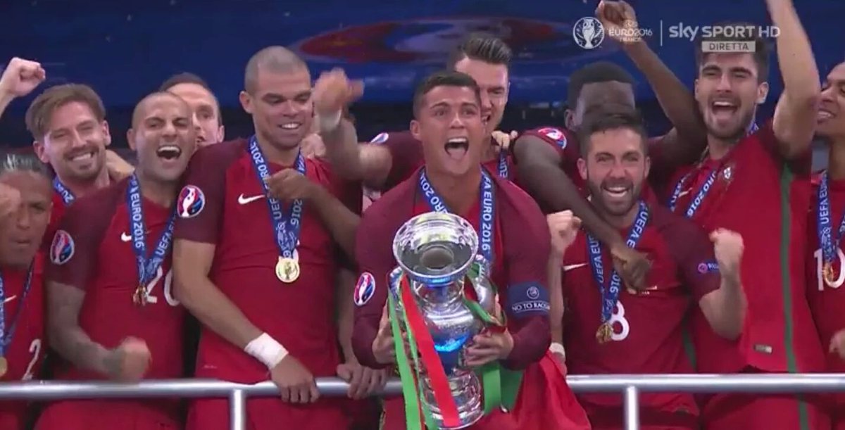 SiaranBolaLivee's tweet photo. CRISTIANO RONALDO angkat Trophy Henri Delaunay!! Juara #EURO2016!! Congrats @Cristiano CONGRATULATION #POR https://t.co/Q87GZ9tEsG