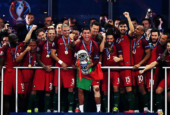 InvictosSomos's tweet photo. Gloria eterna para la primera generación que gana un trofeo importante con la Selección de #POR. CAMPEONES. https://t.co/jy3jB6x2Ho