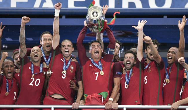 Meridianoonline's tweet photo. #EURO2016 || ¡Portugal se queda con la Eurocopa 2016! https://t.co/CaZqkKD4FO https://t.co/ibfgHSlumQ