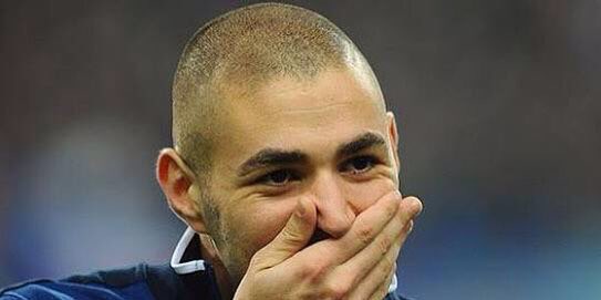 D7OSMerengue's tweet photo. Benzema en estos momentos: https://t.co/4h8KZKvWYL