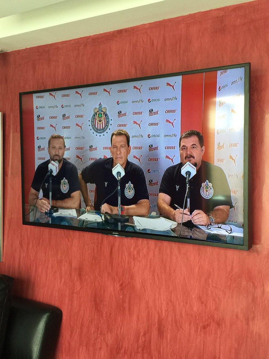 BullyingFutbol's tweet photo. Chivas ficho a Arnold Schwarzenegger para su transmisión de Chivas TV https://t.co/ErEucexEJX