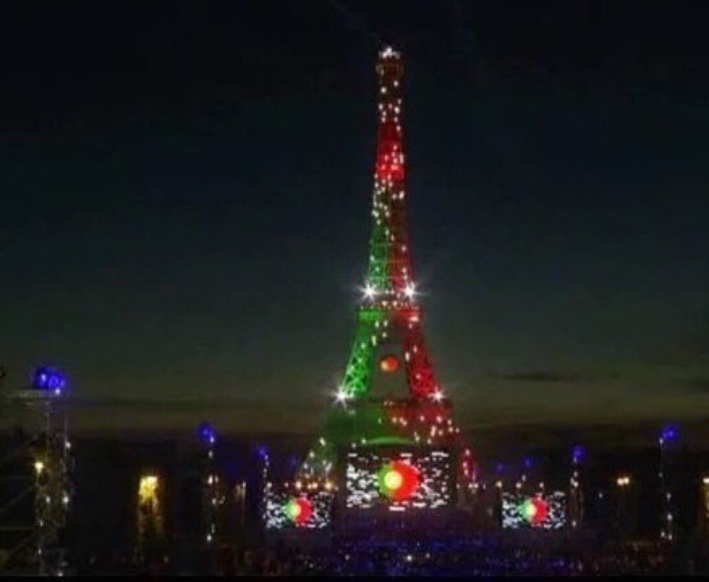 VAMOSYARACUY's tweet photo. La Torre Eiffel rinde homenaje a Portugal. Muy hermoso.
https://t.co/IOlEkTu98v