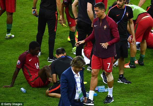 #PICHA Cristiano Ronaldo aligeuka kuwa kocha kwa kutoa maelekezo kwa wenzake akiwa nje ya dimba baada ya kuumia