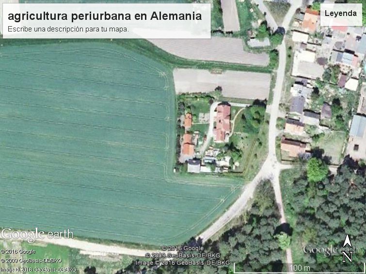 hhdospierre's tweet photo. en Alemania, protegen los cultivos hasta el borde del pueblo. Miren las huellas de la pulverizadora. Agr. periurbana https://t.co/3A749Nbtsc