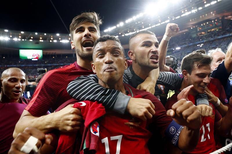 valenciacf's tweet photo. INTERNACIONALES | Una imagen que expresa la felicidad de @luisnani y @aftgomes y de la afición que les felicita. 😊🏆 https://t.co/tSuiti9mra
