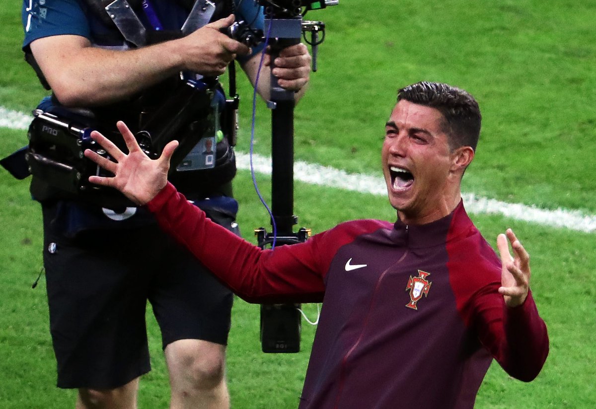 LaLiga's tweet photo. Parabéns, Portugal! 🇵🇹

📷 Disfruta de las mejores imágenes de la final: https://t.co/5wut9dmV9d #EURO2016 https://t.co/e5ssfrXL0T