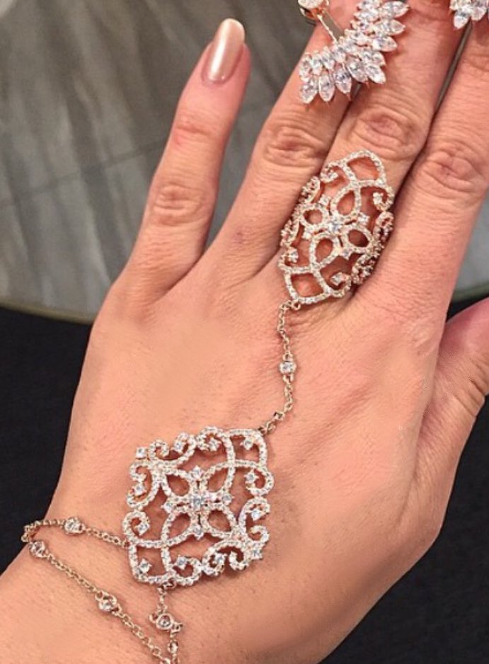 kandy_couture's tweet photo. Diamond Bridal Hand Chain #Handbracelet #Bridal #jootd #trending #Bijou #handchain #chainring #haathphool #filigree https://t.co/Bw6txdtJ9c