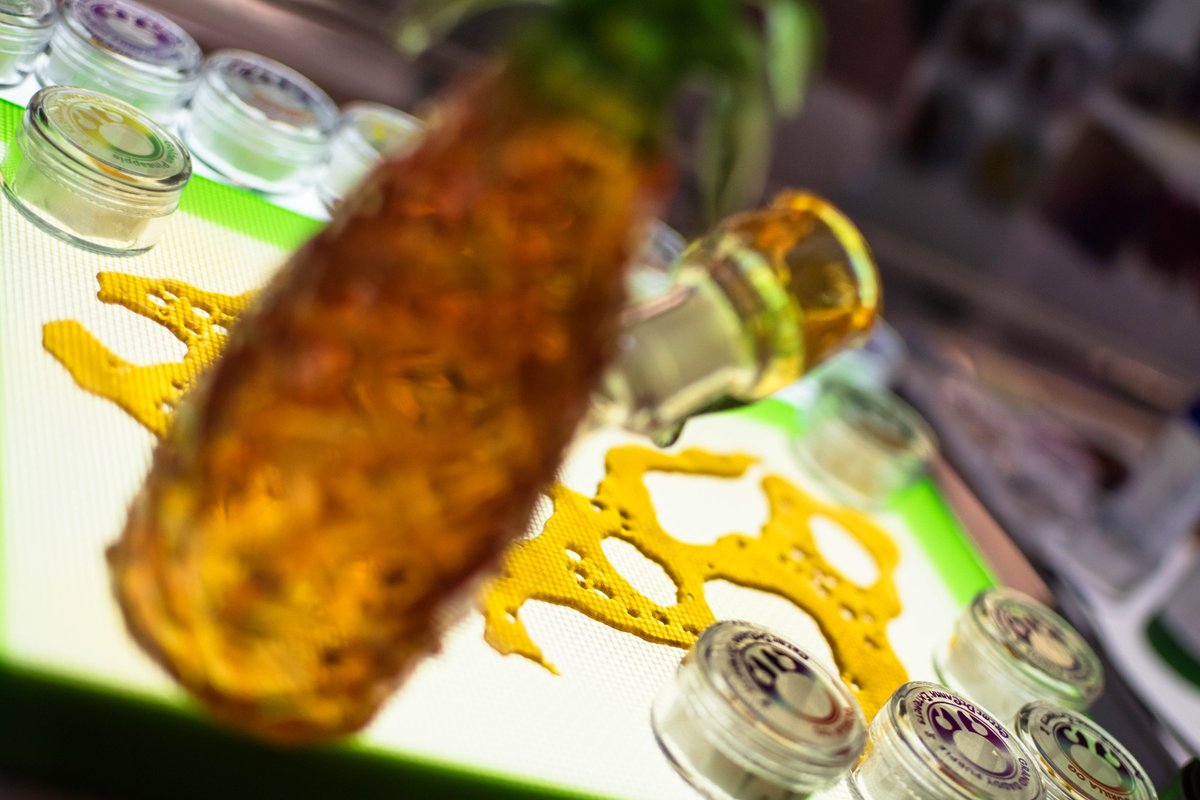 Elemental2009's tweet photo. Hey, guys! #CremeDeCanna on location 'til 4pm! 25% off #CDC #shatters all day! #DabClean https://t.co/2RLcZN2ukh