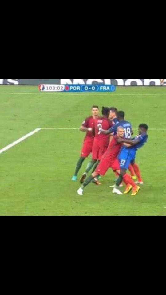 mbsIuts's tweet photo. Arbitre où est-tu ? #Euro2016Final https://t.co/IUVHwQxLgz