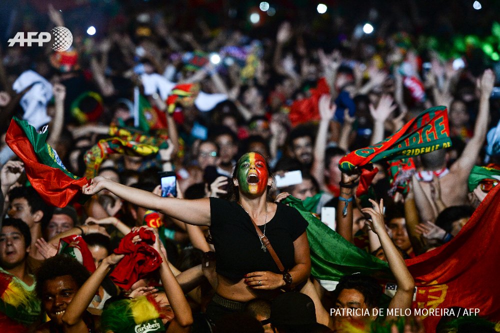 afpfr's tweet image. #EURO2016 Le Portugal champion d'Europe ! Ses supporters en liesse u.afp.com/ZKqZ #POR #AFP