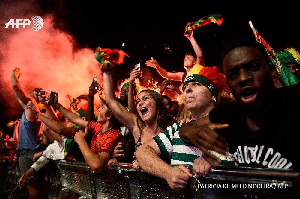 afpfr's tweet image. #EURO2016 Le Portugal champion d'Europe ! Ses supporters en liesse u.afp.com/ZKqZ #POR #AFP