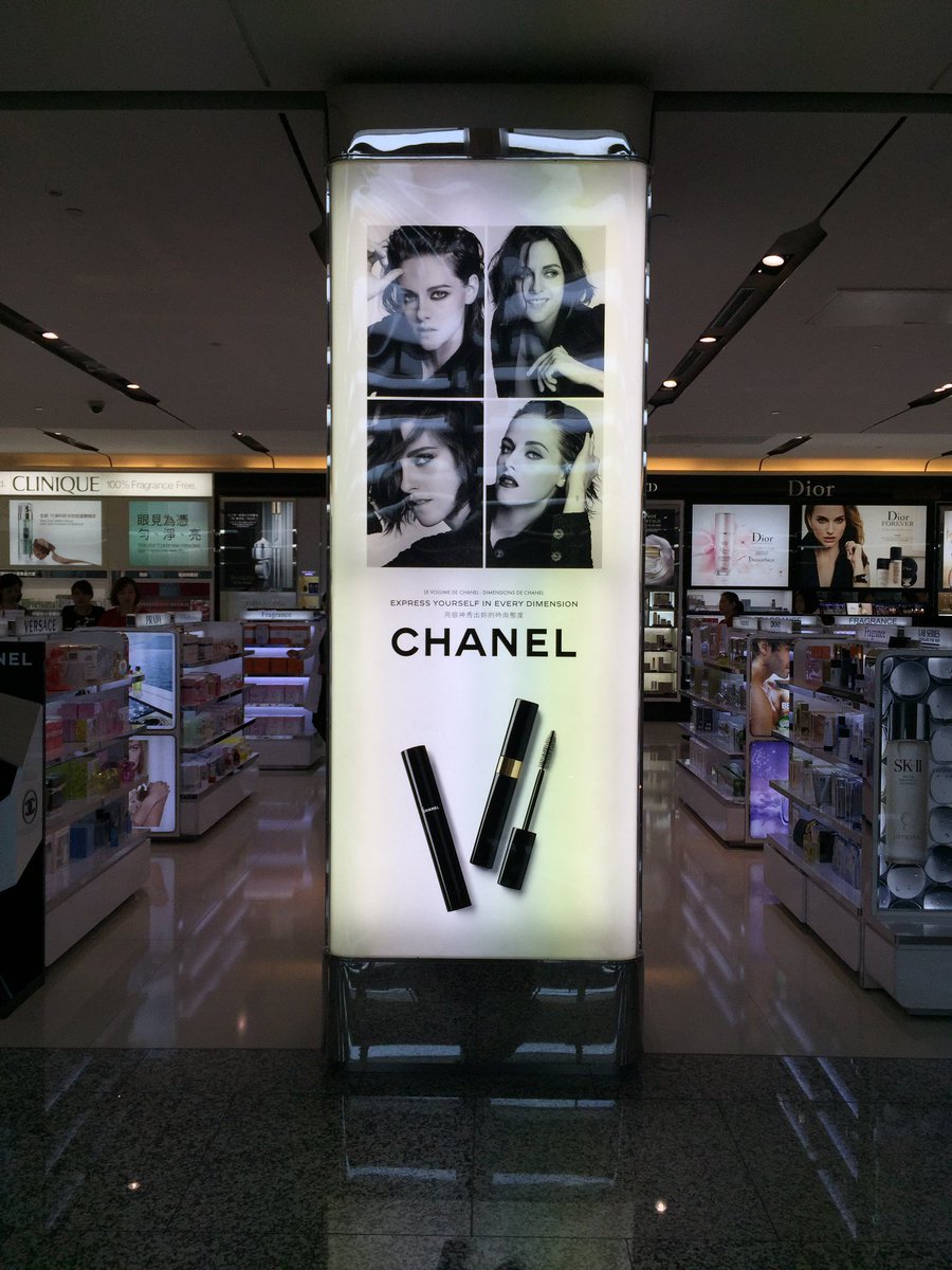 Elle_2x's tweet photo. "@KSTEWART_THAI: Spot #KristenStewart #CHANEL #EyeCanBe at Taiwan Taoyuan Airport https://t.co/NCHVukHpj3"