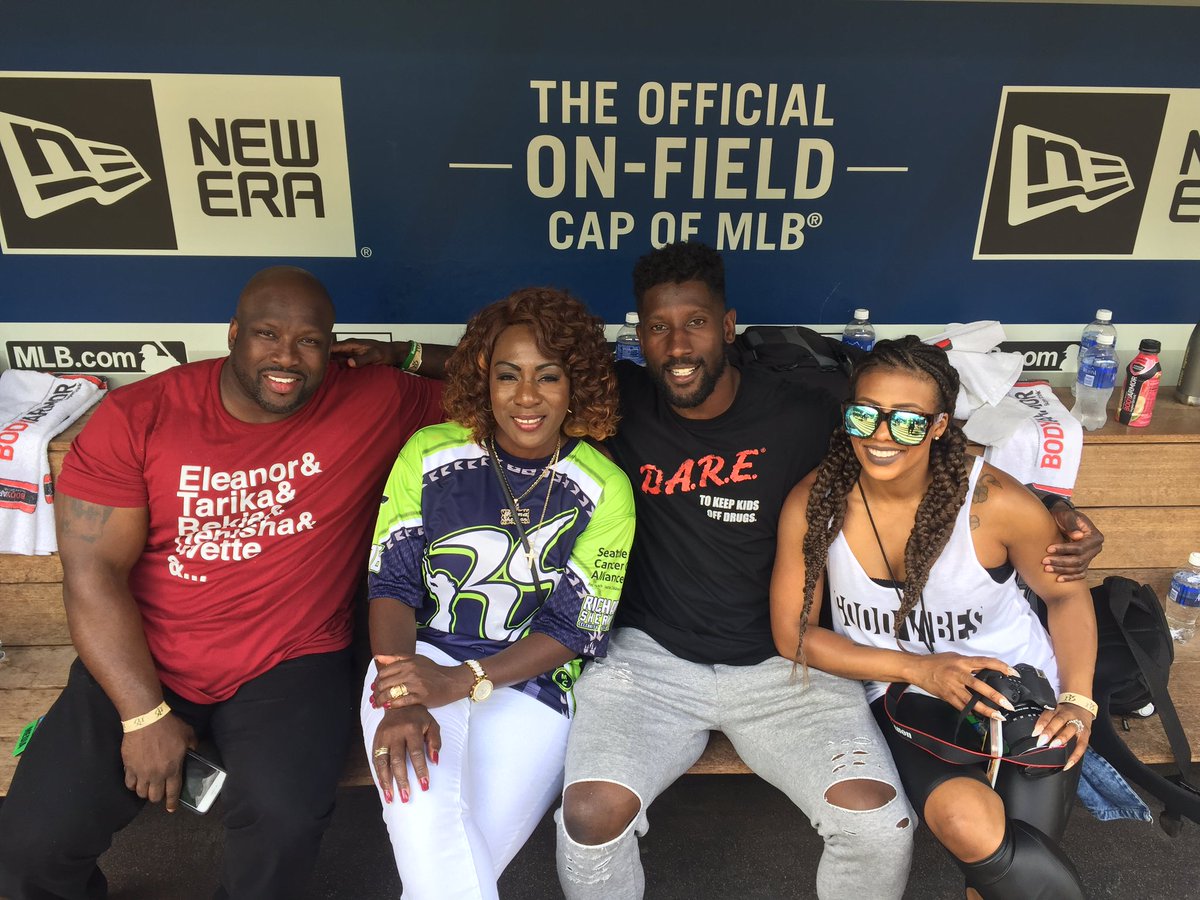 jhickswalsh11's tweet photo. Great pic @RSherman_25 celebrity game with @barbershopshow_ and @fabVmom1 #RS25Softball #barbershop #fabvmom #BEHERE https://t.co/BjkFWKbFY0