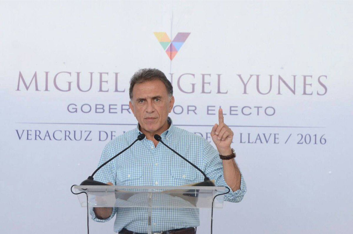 Los veracruzanos no permitiremos que <a href="/Javier_Duarte/">Javier Duarte</a> se vaya impune, exhortamos al Congreso a tomar medidas.