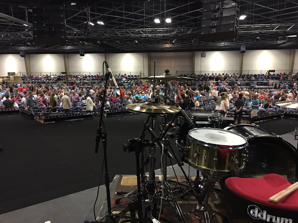 andrewcacho's tweet photo. 10 minutes till #Jubilee2016 !!!! https://t.co/12IkFJa1V4