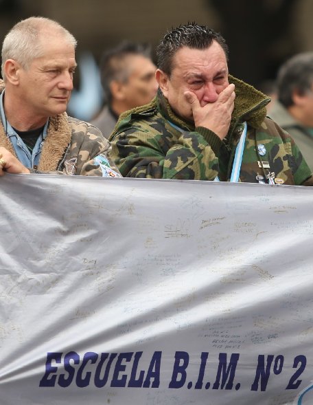 Estos son los heroes de mi pais
Asi lloran los hombres
Combatientes de Malvinas
Orgullosamente argentina