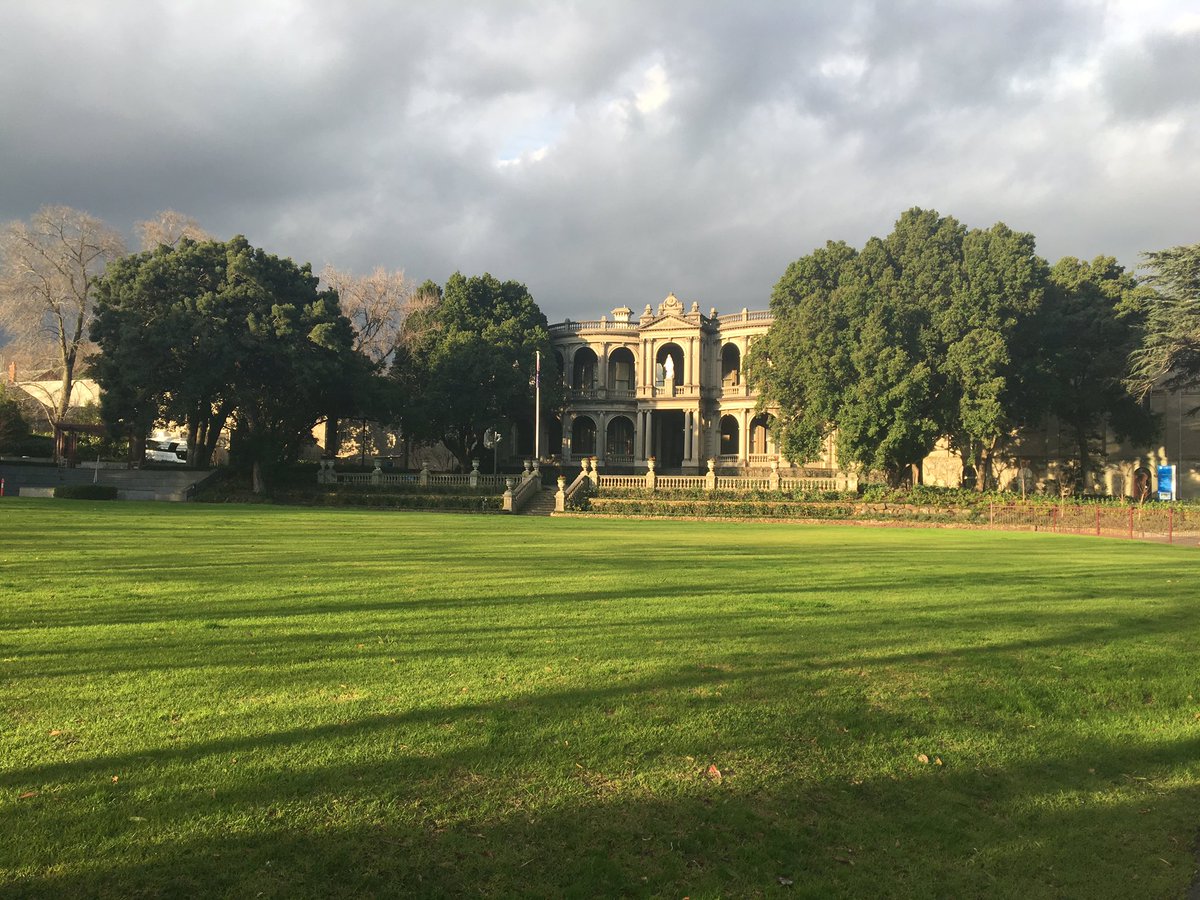 overleafinfo's tweet photo. It is always good to start the working week somewhere with great architecture and gardens! #loretomandevillehall https://t.co/ULsVdlMW6F