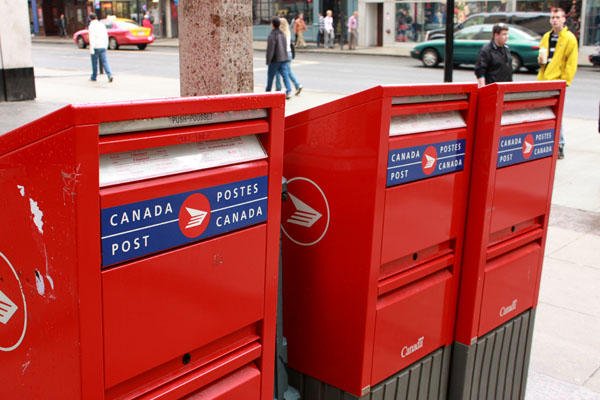 CityNewsTO's tweet photo. #BREAKING: @canadapostcorp has dropped threat to lock out workers on Monday. Bargaining &amp; mail service to continue. https://t.co/UYrBt7ml2u