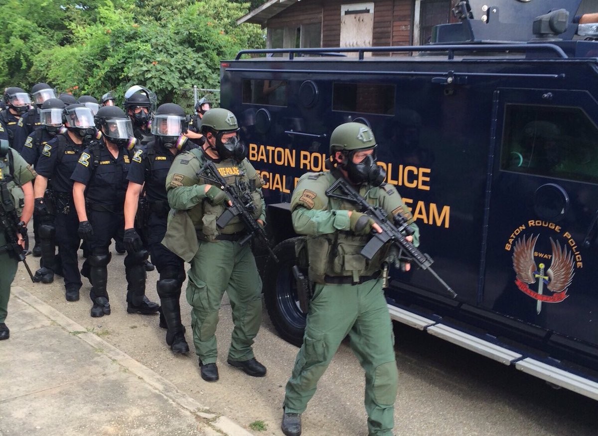 ElectionTweets2's tweet photo. LIVE: #BatonRouge Protests 
https://t.co/wLnTTTsiLg #BlackLivesMatter https://t.co/aW8hHSfG5J