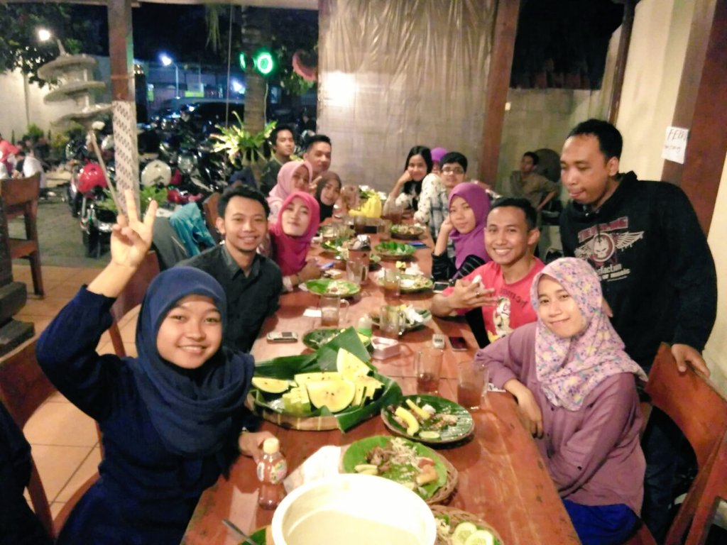 WulanVebry's tweet photo. Momet paling jarang sekali ditemuin dikelas kita #benarkan #sia1 #wisuda2016🎓 https://t.co/24FTsEBwfP