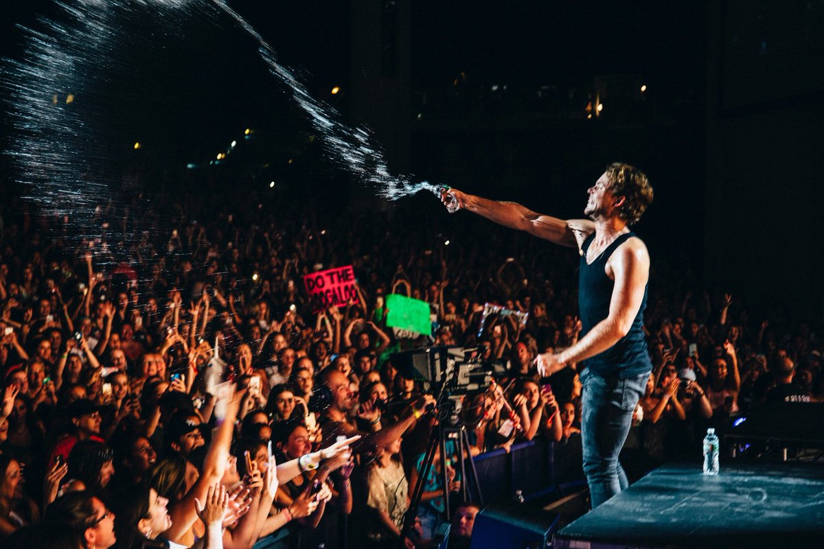 Ashton5SOS's tweet photo. I love playing to you. Thank you for this evening Holmdale, New Jersey, we had 12,000 strong tonight xx https://t.co/Rzq5K1ccsH