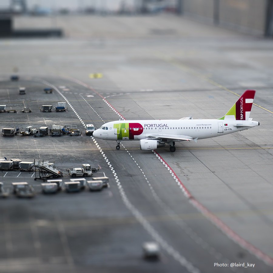 Airport_FRA's tweet photo. What a beautiful #monday, especially for our colleagues from @taportugal :-) Have a great start! #Euro2016 #flyFRA https://t.co/NFfjLsWeGD