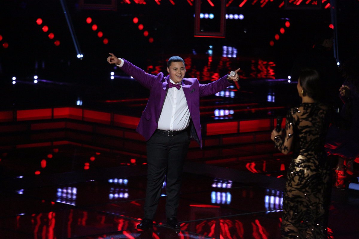 LaVozUS's tweet photo. Axel nos pone a bailar con una de las canciones de su ídolo, @MarcAnthony. 👏🏻💃🏻🎙🔥🎤 @daddy_yankee #LVK #TeamYankee https://t.co/a5SpoX9WIM