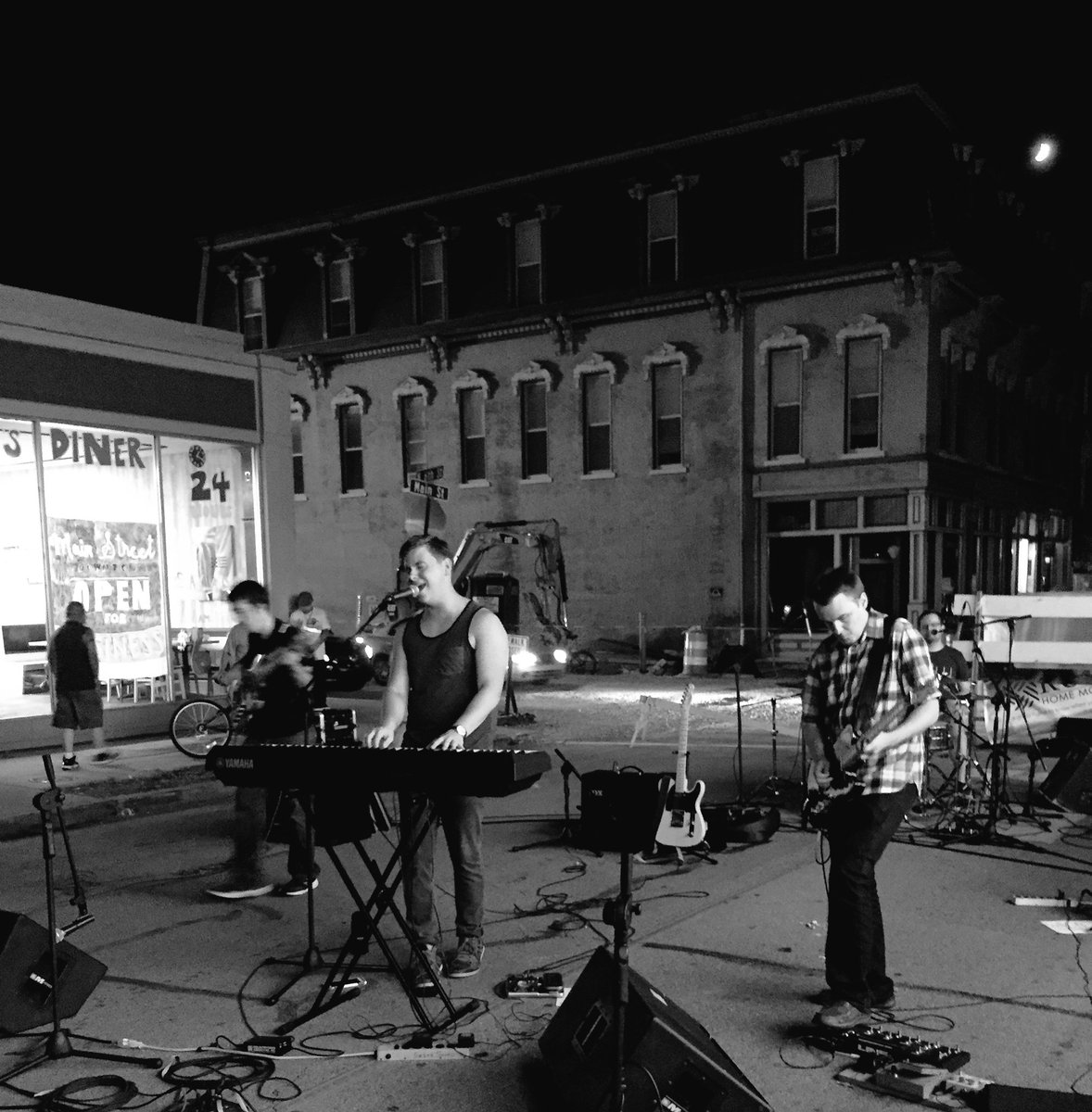 WhiteVinylSky's tweet photo. Lafayette, you guys were amazing last night. #moseydownmain https://t.co/DBt5KmZuiY