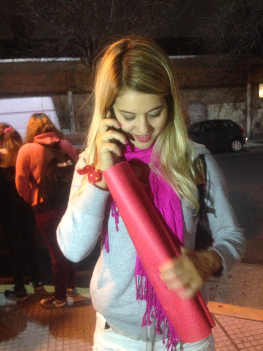 firstlysmg's tweet photo. flor hablando con una fan por teléfono https://t.co/Ncv5rjBQWm